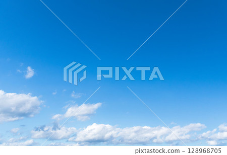 夏日天空：晴朗的藍天和雲 195 128968705