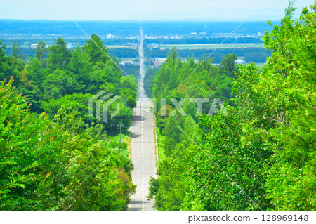 北海道斜裡町的“天堂之路”，從車內拍攝 128969148