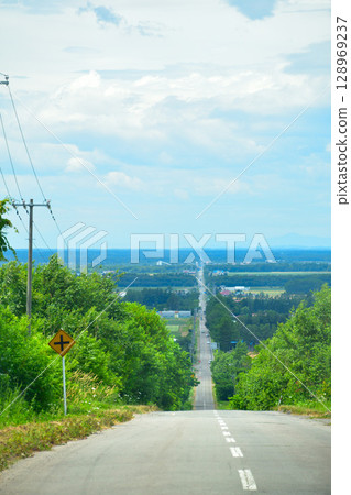 北海道斜裡町的“天堂之路”，從車內拍攝 128969237