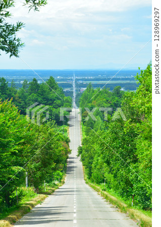 北海道斜裡町的“天堂之路”，從車內拍攝 128969297