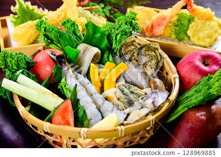 Japanese cuisine: Assorted vegetable and seafood tempura and fried tempura Japanese cuisine: Assorted vegetable and seafood tempura and fried tempura 128969885