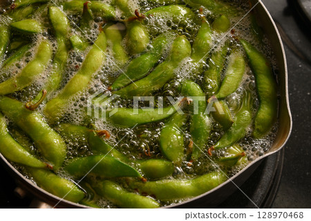 How to boil edamame 128970468