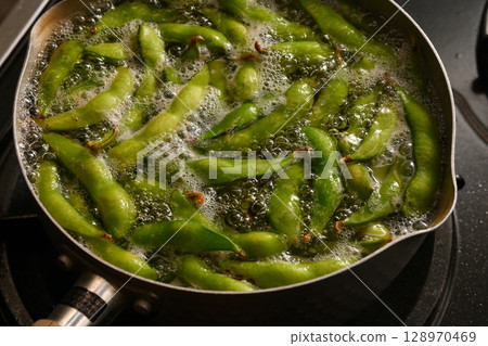 How to boil edamame 128970469