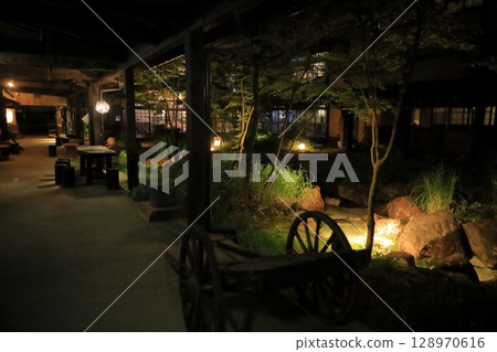 山間鄉村建築的古樸夜景 山間鄉村建築的古樸夜景 128970616