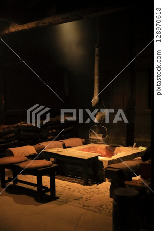 壁爐旁的懷舊場景 128970618