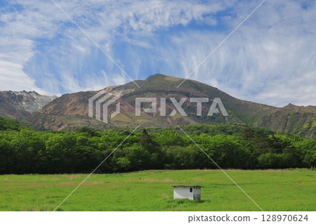 The scenery of the Kuju mountain range, colored by fresh greenery 128970624