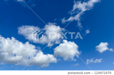 夏日藍天白雲 128972870
