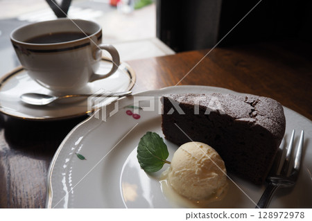 Chocolate cake and tea 128972978