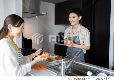 年輕夫婦做飯 128973162