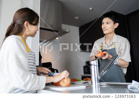 年輕夫婦做飯 128973163