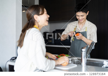 年輕夫婦做飯 128973164