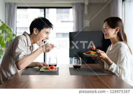 一對夫婦享受葡萄酒 128973167