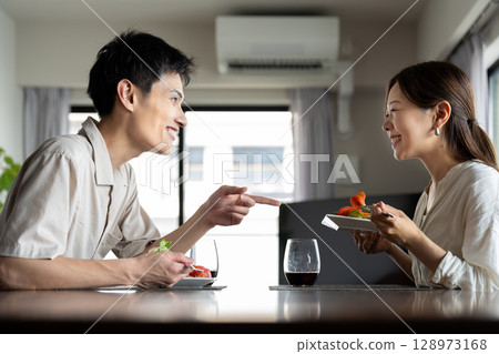 一對夫婦享受葡萄酒 128973168