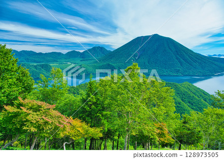 栃木縣日光市：夏季來臨之際，奧日光的男體山和中禪寺湖 128973505