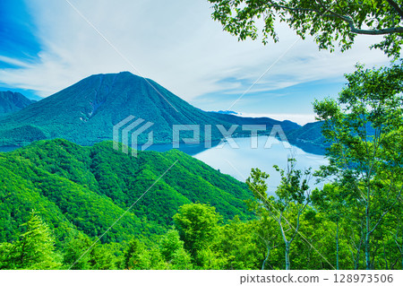 栃木縣日光市：夏季來臨之際，奧日光的男體山和中禪寺湖 128973506