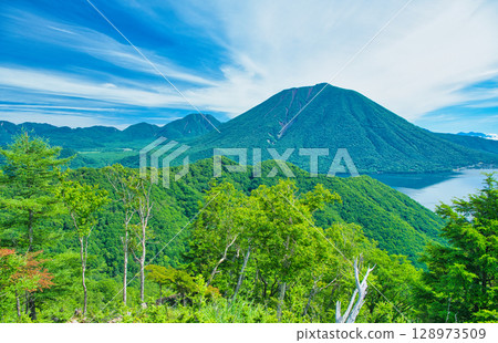 栃木縣日光市:夏季來臨之際,奧日光的男體山和中禪寺湖 栃木縣日光市:夏季來臨之際,奧日光的男體山和中禪寺湖 128973509