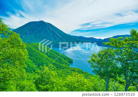 栃木縣日光市:夏季來臨之際,奧日光的男體山和中禪寺湖 栃木縣日光市:夏季來臨之際,奧日光的男體山和中禪寺湖 128973510