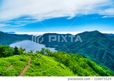 Nikko City, Tochigi Prefecture: Lake Chuzenji and the sea of clouds in Oku-Nikko as the summer approaches 128973524