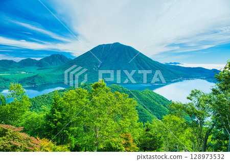 栃木縣日光市：夏季來臨之際，奧日光的男體山和中禪寺湖 128973532