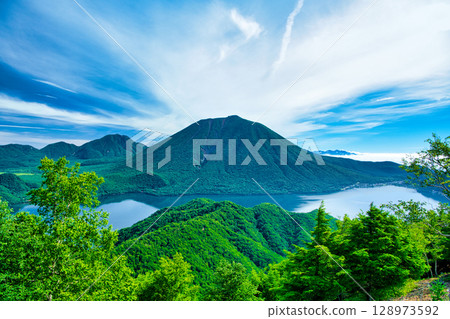 栃木縣日光市：夏季來臨之際，奧日光的男體山和中禪寺湖 128973592