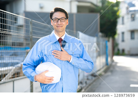 穿著工作服的男人,工作現場,交給我們 穿著工作服的男人,工作現場,交給我們 128973659