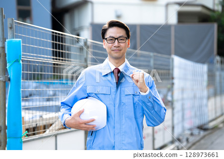 穿著工作服的男人,工作現場,拳頭泵 穿著工作服的男人,工作現場,拳頭泵 128973661