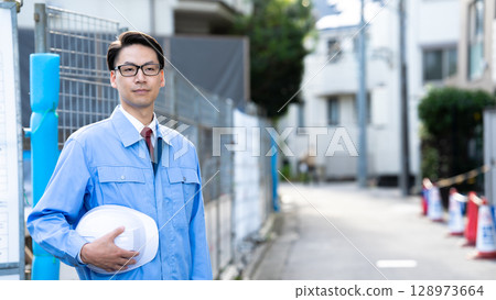 工作現場穿著工作服的男子 128973664