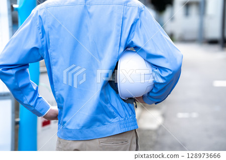 穿著工作服的男人，工作現場，後面視圖 128973666