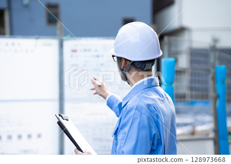 身穿工作服的男子正在視察現場 128973668