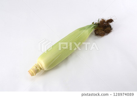 新鮮的玉米 128974089
