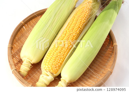 新鮮的玉米 128974095