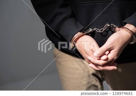 罪犯手銬 128974681