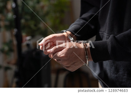 罪犯手銬 128974683