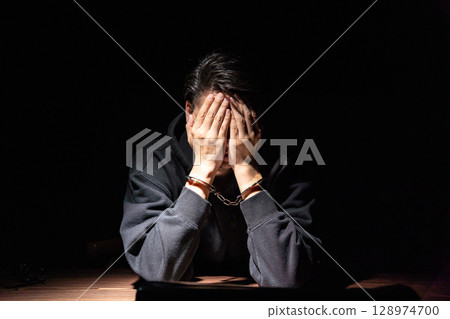 刑事手銬審訊 128974700