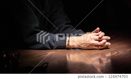 刑事手銬審訊 128974703