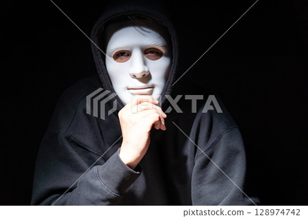 一個戴著面具的男人 128974742