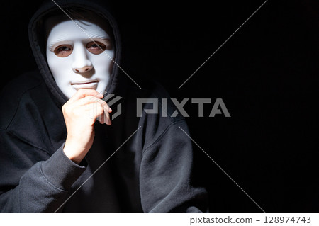 一個戴著面具的男人 128974743