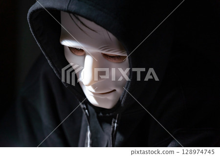 一個戴著面具的男人 128974745