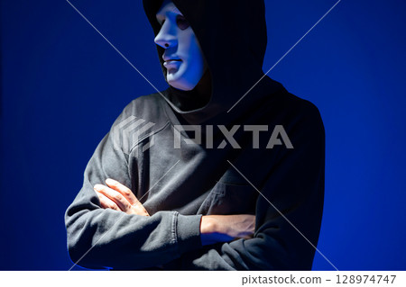 一個戴著面具的男人 128974747