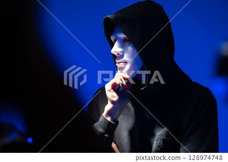 一個戴著面具的男人 128974748