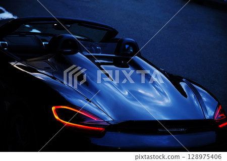 閃亮的黑色敞篷車 128975406