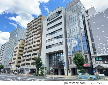 阪急電鐵南森町大廈,關西日法學院(大阪)所在地(照片中央:大阪市北區天神橋) 阪急電鐵南森町大廈,關西日法學院(大阪)所在地(照片中央:大阪市北區天神橋) 128975438