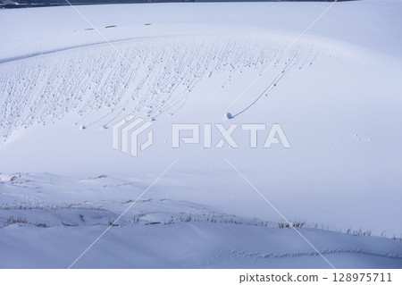 鳥取沙丘的雪景 128975711