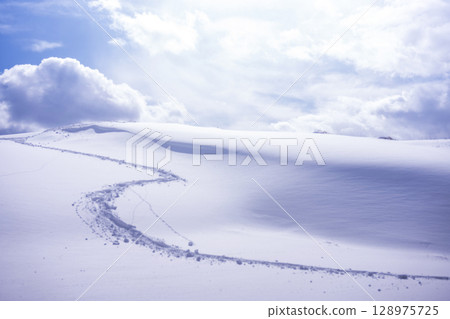 Snowy landscape of Tottori Sand Dunes Snowy landscape of Tottori Sand Dunes 128975725