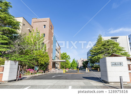 天氣晴朗的山梨縣甲府市山梨大學甲府校區 天氣晴朗的山梨縣甲府市山梨大學甲府校區 128975816