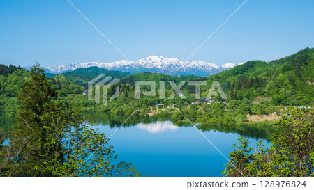 白河湖和飯豐山脈（5月） 128976824