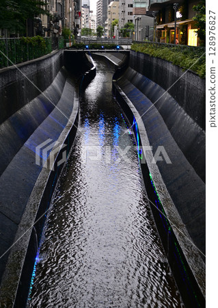 霓虹燈倒映的澀谷河 霓虹燈倒映的澀谷河 128976827