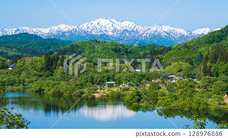 Lake Shirakawa and the Iide mountain range (May) 128976886