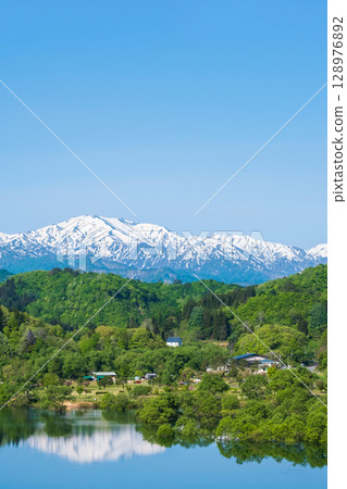 白河湖和飯豐山脈（5月） 128976892