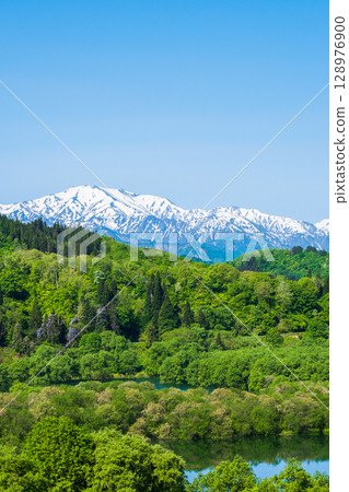 白河湖和飯豐山脈（5月） 128976900